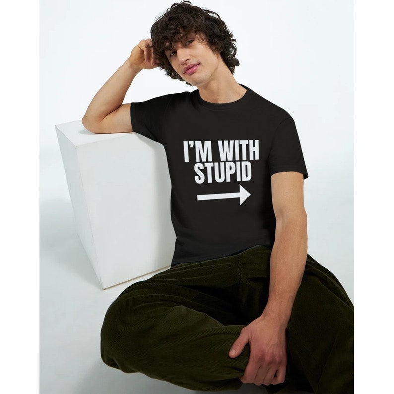 Iconico top I'm With Stupid Dum and Dumber, maglietta retrò, famosa camicia di Jim Carrey, camicia grafica divertente, regalo unisex immagine 4