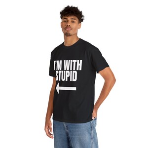 Iconico top I'm With Stupid Dum and Dumber, maglietta retrò, famosa camicia di Jim Carrey, camicia grafica divertente, regalo unisex immagine 7