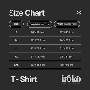 Puede incluir: Tabla de tallas de camiseta con medidas en pulgadas y cent&iacute;metros. Tallas de la S a la XXL, con largos de 71,1 cm a 81,3 cm y anchos de 45,7 cm a 66 cm. El logotipo de iroko DESIGN STUDIO est&aacute; en la parte inferior.