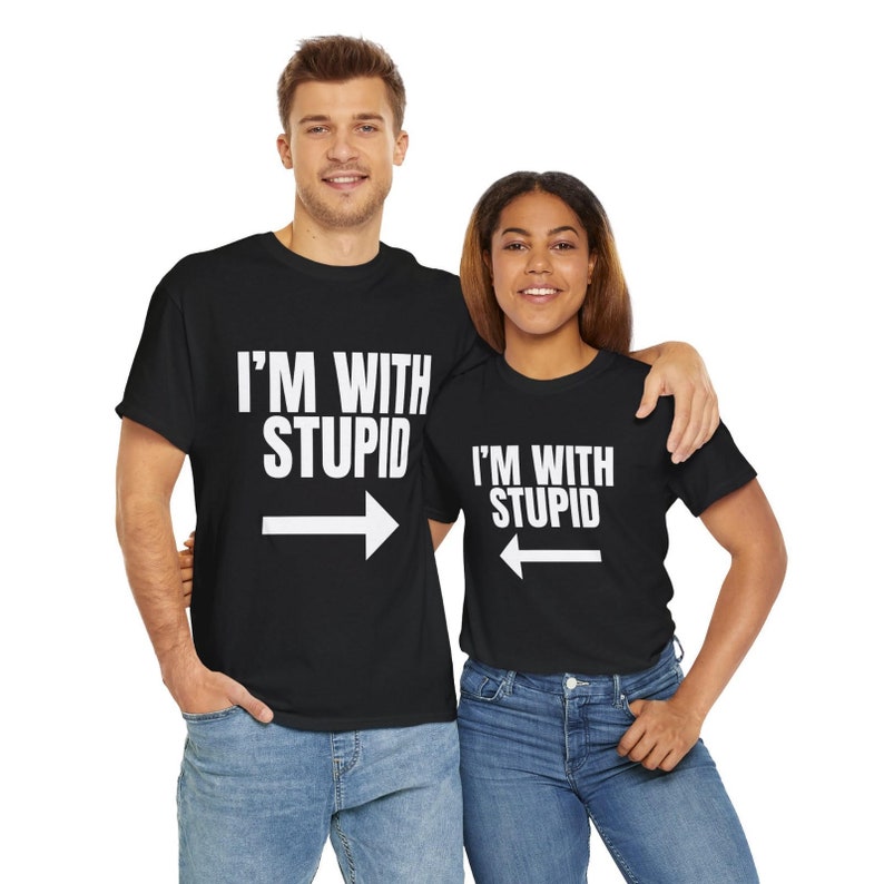 Iconico top I'm With Stupid Dum and Dumber, maglietta retrò, famosa camicia di Jim Carrey, camicia grafica divertente, regalo unisex immagine 2