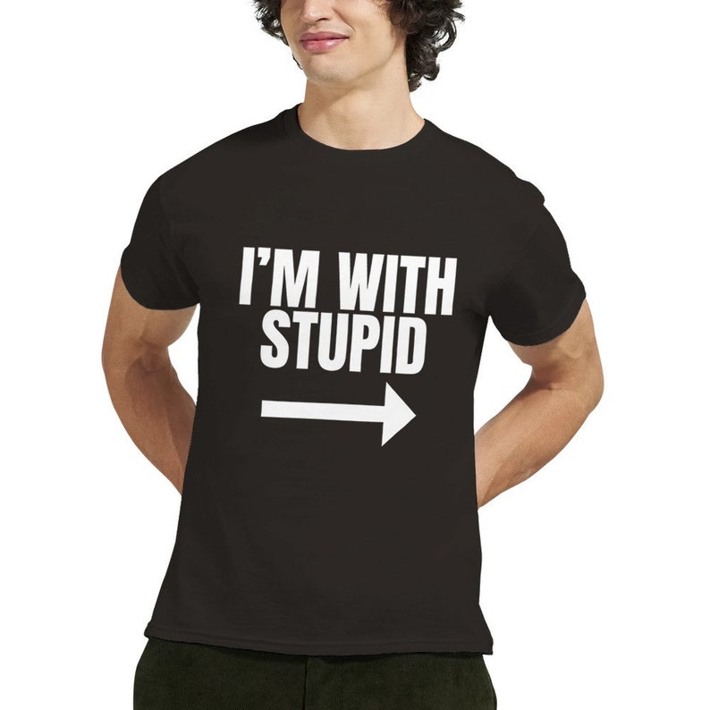 Iconico top I'm With Stupid Dum and Dumber, maglietta retrò, famosa camicia di Jim Carrey, camicia grafica divertente, regalo unisex immagine 5