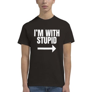 Iconico top I'm With Stupid Dum and Dumber, maglietta retrò, famosa camicia di Jim Carrey, camicia grafica divertente, regalo unisex immagine 3
