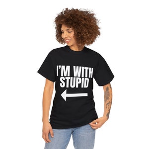 Iconico top I'm With Stupid Dum and Dumber, maglietta retrò, famosa camicia di Jim Carrey, camicia grafica divertente, regalo unisex immagine 6