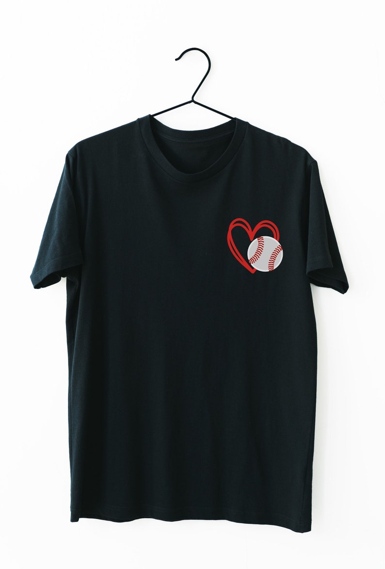 Baseball Mom Shirt, Baseball Comfort Colors, Baseball Pocket Shirt, Baseball Geschenk, Baseball Herz Shirt, Sport Mom T-Shirt, Baseball Fan Shirt Bild 3
