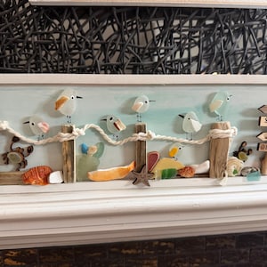 Echte zeeglas strandvogels op een pier van drijfhout, handgemaakte kustkunst, nautische wanddecoratie, NU verkrijgbaar in lijsten van 5" x 8" of 5" x 14".