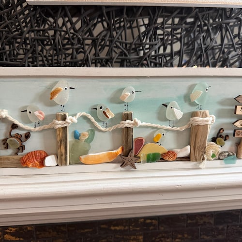 Auténticas aves costeras de cristal marino en un muelle de madera a la deriva, arte playero costero hecho a mano, decoración náutica para pared, AHORA disponible en marcos de 5” x 8” o 5” x 14”.