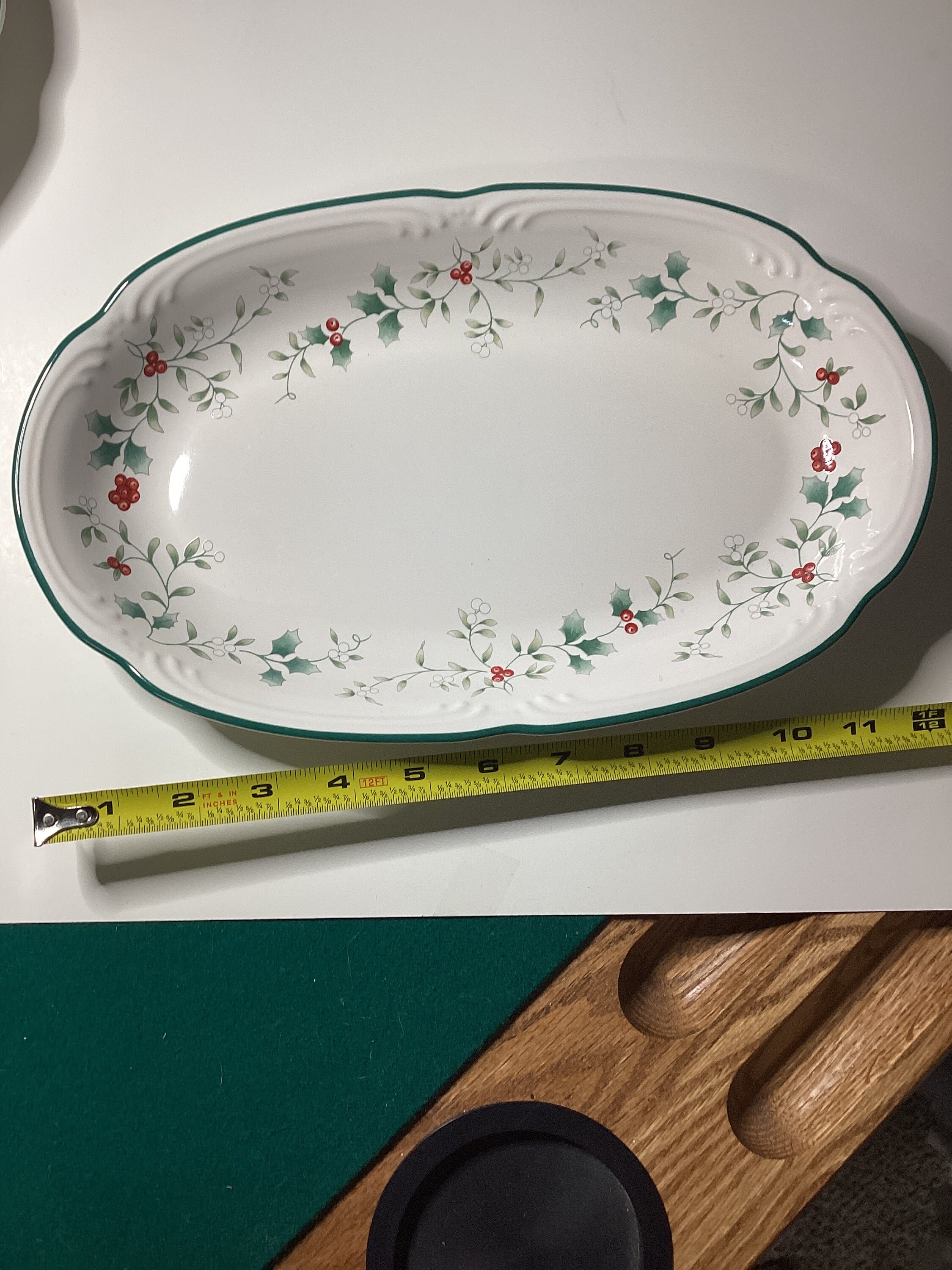 Pfaltzgraff Winterberry Collection Oval Bread 12” Length, 1/2”  Vintage! Rare! Discontinued! White, Red, Green! Beautiful!