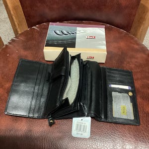 Monedero tipo cartera Umi II Deaign. Negro con múltiples compartimentos. Cremalleras, broches y bolsillos por todos lados. Artículo único. Cuero genuino n.º 533356