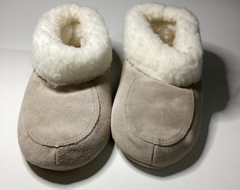 Slippers Ladies Fireside Brand Size 7. Number493582 Vintage. Leather upper and sole. balance man made.   Made in China. Comfortable and soft