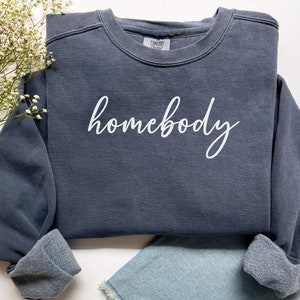 Homebody Sweatshirt, Comfort Colors Denim, Cozy Sweatshirt, Graphic Sweatshirt, Cute Sweatshirt, Trendy Sweatshirt, Cute Fall Sweater,