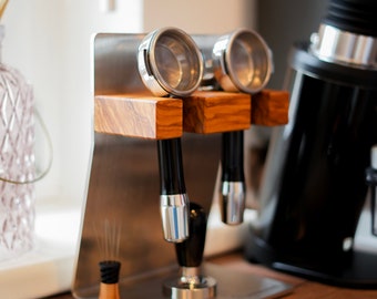 Siebträgerhalter aus Nussbaum, Eichen- oder Olivenholz mit Edelstahlstandfuß. Zubehör für Espressomaschinen.