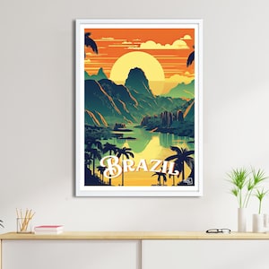 Peut inclure: Une affiche encadrée représentant un paysage brésilien stylisé. L'œuvre d'art montre un coucher de soleil sur les montagnes et l'eau, avec des palmiers au premier plan et le mot "BRAZIL". La palette de couleurs comprend l'orange, le jaune, le vert et le bleu.