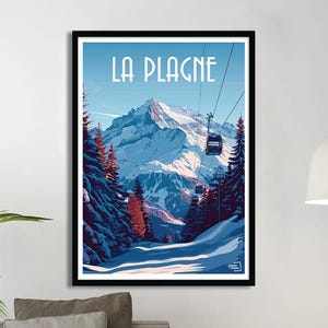 Peut inclure: Une affiche encadrée avec le texte "LA PLAGNE" en haut, représentant un paysage hivernal. L'œuvre d'art dépeint une montagne enneigée, des remontées mécaniques et des arbres à feuilles persistantes dans un style d'affiche de voyage vintage. La palette de couleurs comprend des bleus, des blancs et des rouges.