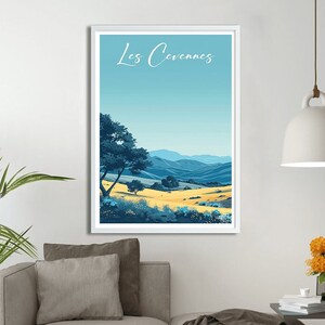 Peut inclure: Une illustration numérique d'un paysage avec des collines vallonnées, un ciel bleu et un seul arbre au premier plan. Le texte "Les Cévennes" est écrit en cursive blanche en haut de l'image.