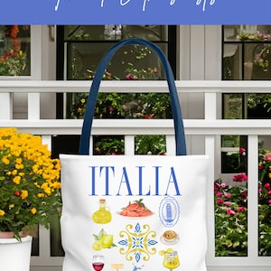K&ouml;nnte beinhalten: Wei&szlig;e Tragetasche mit marineblauen Griffen. Das Wort "ITALIA" ist in Blau gedruckt, mit Illustrationen italienischer Speisen und Sehensw&uuml;rdigkeiten. Der Text "APPAREL FOR Travel Enthusiasts" steht oben.
