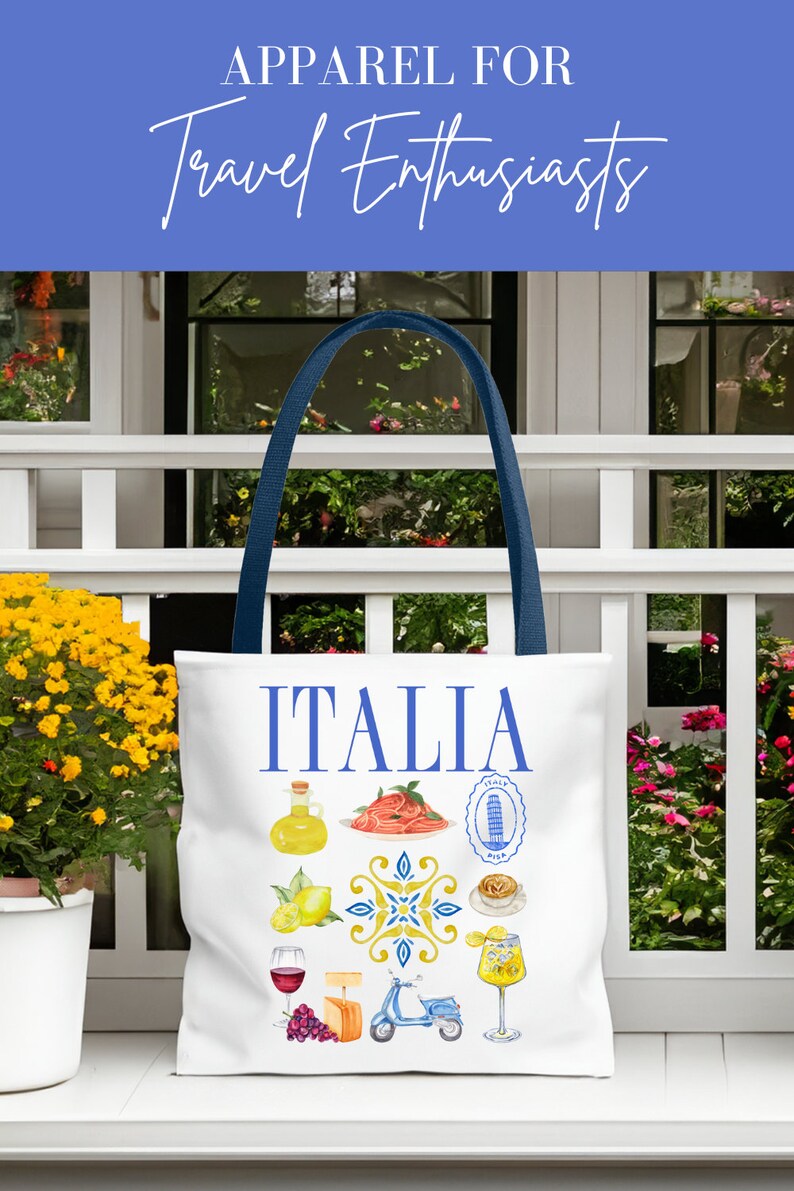 K&ouml;nnte beinhalten: Wei&szlig;e Tragetasche mit marineblauen Griffen. Das Wort "ITALIA" ist in Blau gedruckt, mit Illustrationen italienischer Speisen und Sehensw&uuml;rdigkeiten. Der Text "APPAREL FOR Travel Enthusiasts" steht oben.