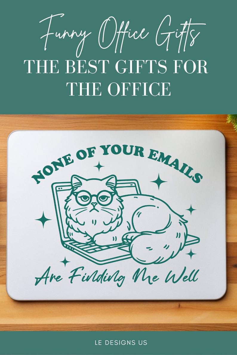 Op de afbeelding: Een witte laptop sticker met een groene omtrek van een kat met een bril die op een laptop zit. De tekst op de sticker luidt "Geen van je e-mails vindt me goed".