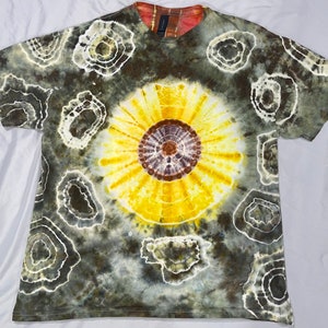 Tie dye tshirt with sunflower and geodes (XL)