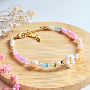 Personalisiertes Perlenarmband rosa, Armband mit Süßwasserperlen bunt, Perlmutt Blumenarmband, niedlicher Schmuck, individuelles Geschenk