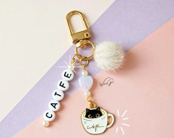 Llavero Kawaii personalizado - Gato de café, dije Y2K hecho a mano, colgante de corazón con purpurina, pompón de peluche, regalo para amantes de los gatos