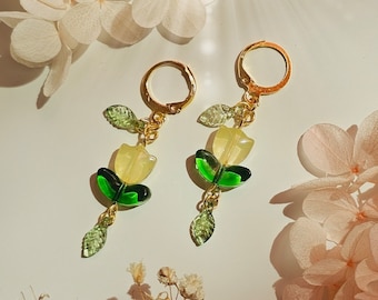 Zauberhafte Blumen Ohrringe mit grünen Blättern, Fairycore Schmuck, koreanischer stil, magische Ohrhänger, süße Ohrringe, Tulpen Ohrringe