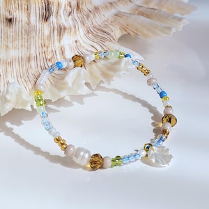 Pulseira de pérolas elásticas coloridas, pulseira de pérolas de água doce, boho hippie, contas de vidro douradas, azuis e brancas, pulseira marítima, feita à mão, personalizável