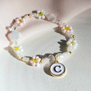 Pulsera de flores personalizada con nácar y perla de agua dulce • Pulsera de margaritas hecha a mano • Regalo con dije de esmalte con letra inicial