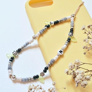 Chaîne de téléphone portable avec initiales • Pendentif personnalisé, breloque de téléphone, chaîne de téléphone portable Kawaii, sangle de téléphone portable fleurs, fait main, cadeau pour petite amie