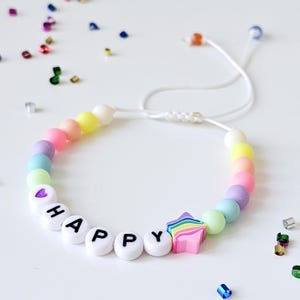 Gepersonaliseerde pastelkleurige kinderarmband - regenboog kralenarmband, cadeau voor schoolinschrijving, vriendschap, LGBTQ, kleurrijke sieraden, handgemaakt