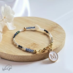 Perlenarmband mit Herz, Armband weiß blau gold, Buchstaben Charm, filigranes Armband, Perlmutt Herz, Freundschaftsarmband, Liebe Geschenk