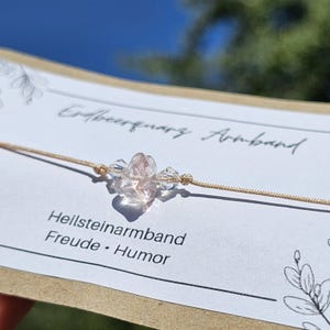 Bracelet en quartz fraise – bracelet délicat en pierres précieuses, perles de verre et cristal rose, fermoir en macramé, bracelet avec carte cadeau, fait main