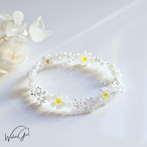 Gänseblümchen Armband weiß elastisch, handgemachtes Perlenarmband, Daisy Bracelet, filigran zart elegant, weiße Blümchen, Geschenk für Sie