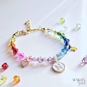 Gepersonaliseerde regenboog kralenarmband - glitterarmband kleurrijk met initiaal hartbedel - Kawaii sieraden - vriendschapsarmband