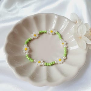 Pulsera de margaritas, pulsera de perlas verdes con flores elásticas, pulsera de cuentas de vidrio, pulsera de flores, pulsera de la amistad, regalo para novia