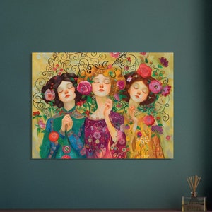 Puede incluir: Una colorida impresión artística que presenta a tres mujeres con los ojos cerrados, adornadas con flores en el cabello. La obra de arte tiene un fondo amarillo con patrones florales y de remolinos. Las mujeres visten vestidos en tonos verdes, morados y amarillos.