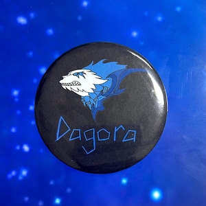 Puede incluir: Un botón redondo negro con un diseño de cabeza de lobo estilizada en blanco y azul, con la palabra "Dagora" en escritura azul. El botón tiene un acabado brillante y está sobre un fondo azul.