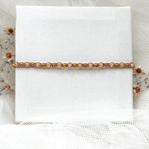 Armband für Damen, Freundschaftsbänder, Schöne Geschenke für Freundin, Armband mit rosa Glassteinen und goldenen Kugeln, auf Leinwand