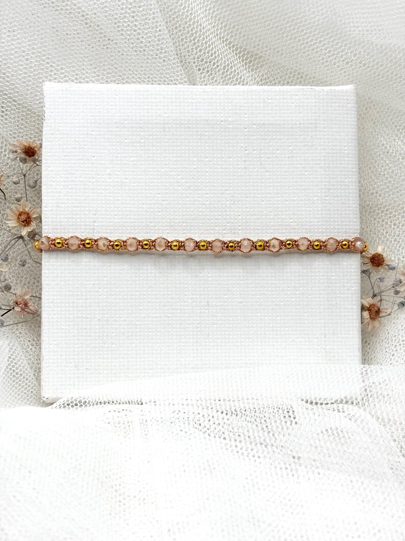 Armband für Damen, Freundschaftsbänder, Schöne Geschenke für Freundin, Armband mit rosa Glassteinen und goldenen Kugeln, auf Leinwand