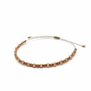 Armband für Damen, Freundschaftsbänder, Schöne Geschenke für Freundin, Armband mit rosa Glassteinen und goldenen Kugeln, von der Seite