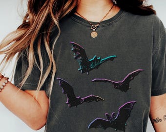 Comfort Colors® Retro Bats Halloween Shirt Cute Dark Preppy Aesthetic Bats Tee Trendy Spooky Bats T-shirt Y2K Pastel Rainbow Accent Bat Gift