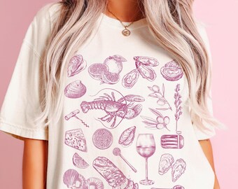 Camiseta Comfort Colors® Coastal Vibe con collage de mariscos. Camiseta monocromática con estética Oceancore de La Dolce Vita. Regalo para amantes de las sardinas y las ostras enlatadas.