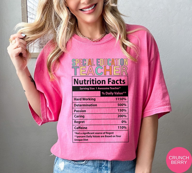 Op de afbeelding: Roze T-shirt met een afbeelding van een voedingsschema-etiket met de tekst "Special Education Teacher". Het etiket somt "Hard Working", "Determination", "Passion", "Caring", "Regret" en "Caffeine" op met percentages naast elk item.