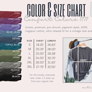 以下が含まれることがあります： コンフォートカラーズ1717のTシャツのカラーとサイズチャート。チャートには、11種類の異なる色のTシャツが表示されており、Sから3XLまでのサイズに対応する胸囲と着丈がインチで表示されています。チャートには、ハンガーにかけられたグレーのTシャツの写真も含まれています。