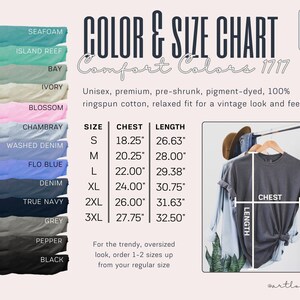 Puede incluir: Tabla de colores y tallas para camisetas Comfort Colors 1717. La tabla muestra 12 colores diferentes de camisetas, con medidas de pecho y largo en pulgadas para las tallas S a 3XL. La tabla tambi&eacute;n incluye una nota sobre pedir 1-2 tallas m&aacute;s para un look moderno y de gran tama&ntilde;o.