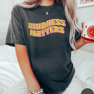Comfort Colors® La bondad importa camisa camisa retro de bondad, camisa de positividad, camiseta linda de bondad, camisa ser amable, elegir camiseta de bondad Pepper