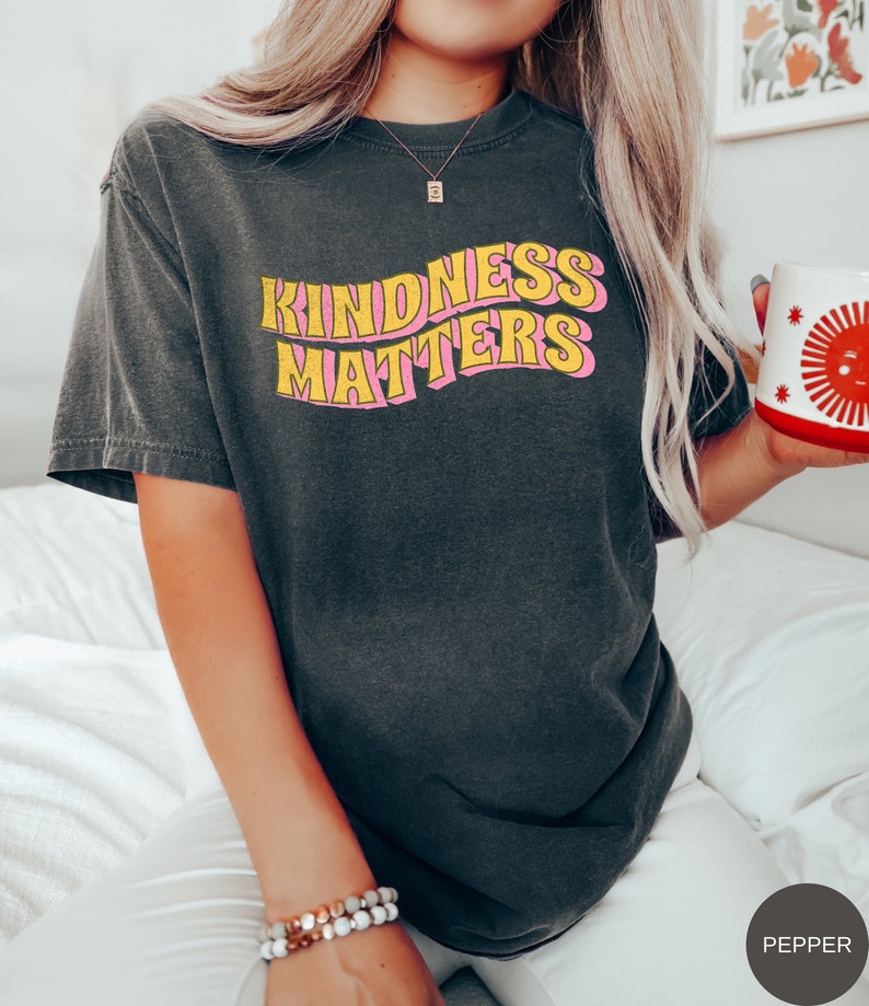 Comfort Colors® La bondad importa camisa camisa retro de bondad, camisa de positividad, camiseta linda de bondad, camisa ser amable, elegir camiseta de bondad Pepper