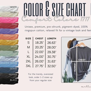 Op de afbeelding: Kleuren- en maattabel voor Comfort Colors 1717 T-shirts. De tabel toont 13 verschillende kleuren T-shirts, met borst- en lengtemaat in inches voor maten S tot en met 3XL. De tabel bevat ook een foto van een grijs T-shirt op een hanger, met de borst- en lengtemaat aangegeven.