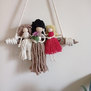 Decoración personalizada de la pared familiar de muñecas Macrame, arte de pared Macrame, regalo personalizado hecho a mano para ella, regalo personalizado del Día de la Madre
