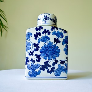 Vintage Blue and White Chinoiserie Porcelain Ginger Jar, Chinoiserie, Blue and White China,  Blue and White Porcelain, Ginger Jar
