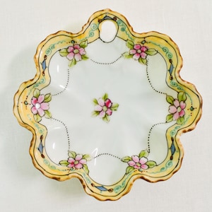 Vintage Scalloped Chinoiserie Dish, Handpainted Porcelain Chinoiserie Dish, Vintage NIPPO Porcelain Plate,  Chinoiserie, Chinoiserie Bowl
